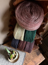Load image into Gallery viewer, Nutiden - DRA PÅ TRISSOR - March Collection 2026 - #nutidenyarn - unspun Swedish wool yarn