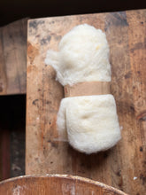 Load image into Gallery viewer, VILHELMINA #honerocheirfiber (from Morgonstund har guld i mun)