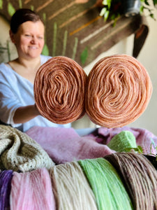 Nutiden - KOSAPRI ( light apricot) birthday blend 2024 - (unspun yarn - ospunnet garn) - Swedish wool