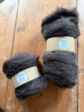 Load image into Gallery viewer, Natursvart - 20%Alpacka/80%Värmland  #honerocheirfiber