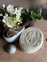 Load image into Gallery viewer, Nutiden - GUNST - (unspun yarn - ospunnet garn) - Swedish wool