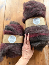 Load image into Gallery viewer, Natursvart RÖD - 20%Alpacka/80%Värmland  #honerocheirfiber