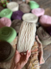 Load image into Gallery viewer, Nutiden - TÄPPA - (unspun yarn - ospunnet garn) - Swedish wool