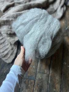 Att karda TJUGOÅTTA (28) fiber ” Carded WOOL -  kardad ull / carded wool spinna/spinning