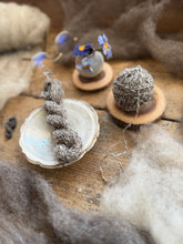 Load image into Gallery viewer, - Single drop - #honerocheirFIBER - 100% Värmlands wool - 120 g