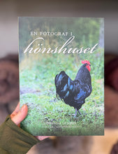 Load image into Gallery viewer, BOK - En fotograf i hönshuset