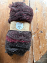 Load image into Gallery viewer, Natursvart RÖD - 20%Alpacka/80%Värmland  #honerocheirfiber