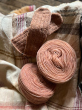 Load image into Gallery viewer, Nutiden - KOSAPRI ( light apricot) birthday blend 2024 - (unspun yarn - ospunnet garn) - Swedish wool
