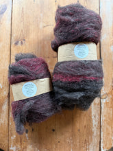 Load image into Gallery viewer, Natursvart RÖD - 20%Alpacka/80%Värmland  #honerocheirfiber