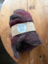 Load image into Gallery viewer, Natursvart RÖD - 20%Alpacka/80%Värmland  #honerocheirfiber