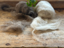 Load image into Gallery viewer, - Single drop - #honerocheirFIBER - 100% Värmlands wool - 120 g