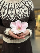 Load image into Gallery viewer, Nutiden - ARVID - natur - January 2025 - #nutidenyarn - unspun Swedish wool yarn