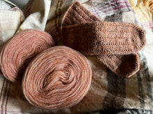 Load image into Gallery viewer, Nutiden - APRIKOS ( DARK apricot) Birthday blend 2024 - (unspun yarn - ospunnet garn) - Swedish wool