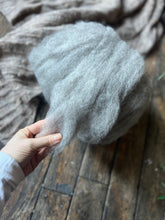 Load image into Gallery viewer, Att karda TJUGOÅTTA (28) fiber ” Carded WOOL -  kardad ull / carded wool spinna/spinning